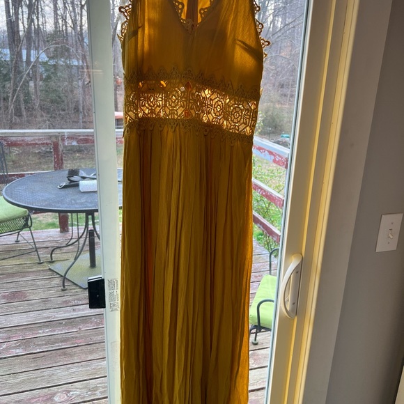 Lulu’s yellow maxi - Picture 2 of 4